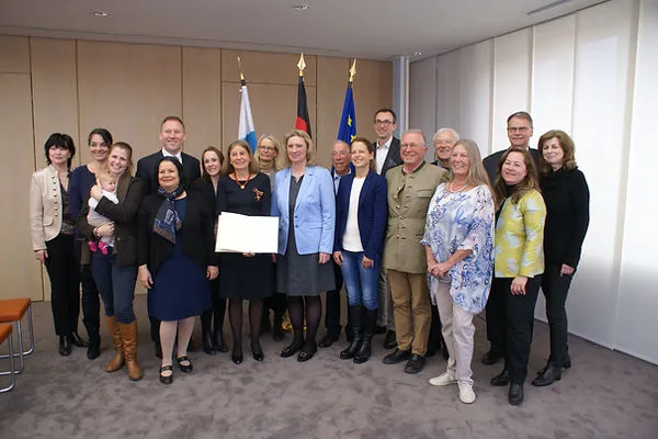 Das gesamte Team ÄCI bei der Überreichung eines Preises